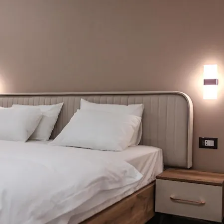 Mon Prive Тирана